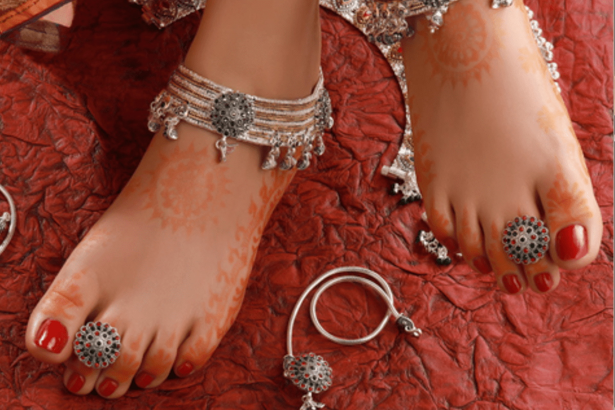 Beautiful and sensual female feet with 5 toes each harmonious on 